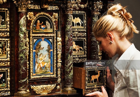 С самого первого занятия, 
вы используете старинные сюжеты.